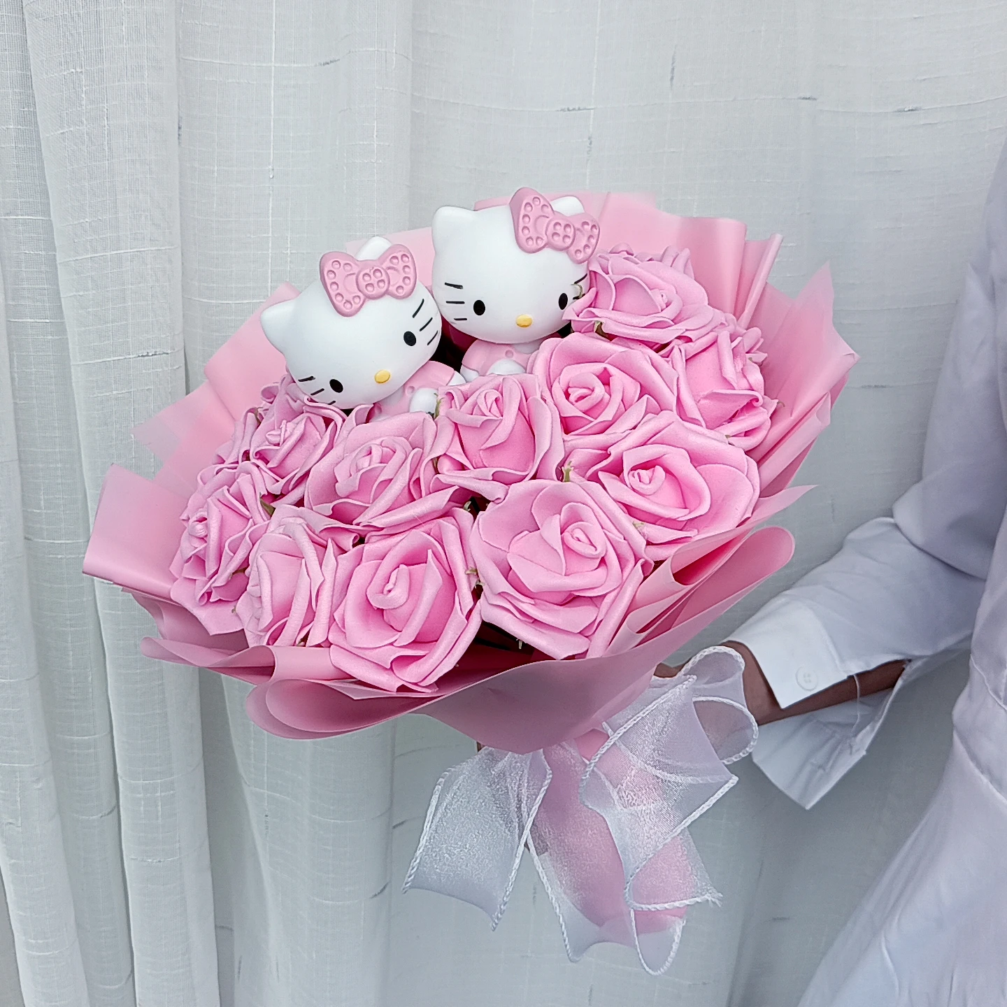 Bouquet de roses Hello Kitty en peluche – Image 2