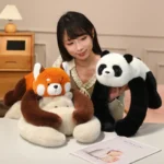 Poupée en peluche allongée avec bras longs, dossier de canapé.