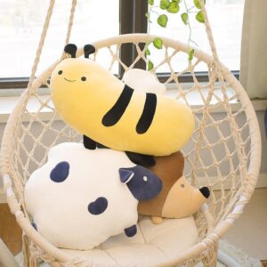 Peluches mouton, abeille et hérisson de dessin animé