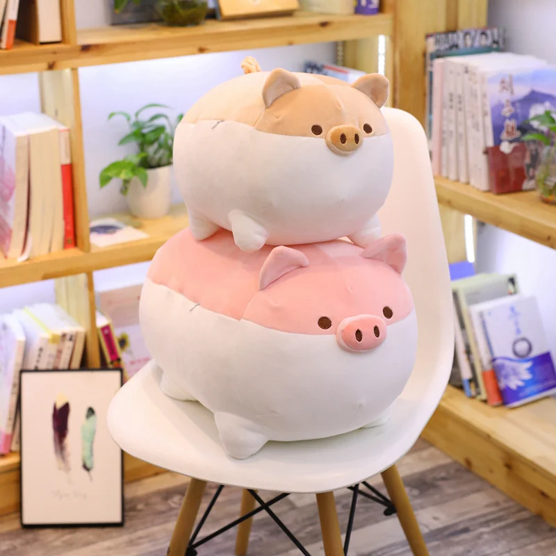 Peluche cochon toute douce et rebondie – Modèle debout (rose et marron). – Image 7