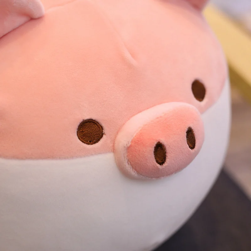 Peluche cochon toute douce et rebondie – Modèle debout (rose et marron). – Image 9