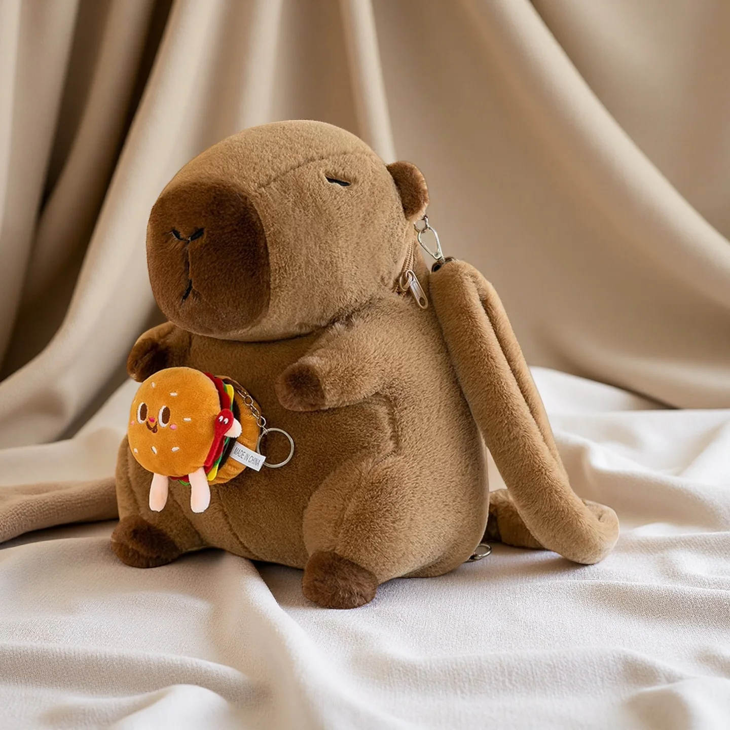 Sac à dos en peluche Capybara – Image 2