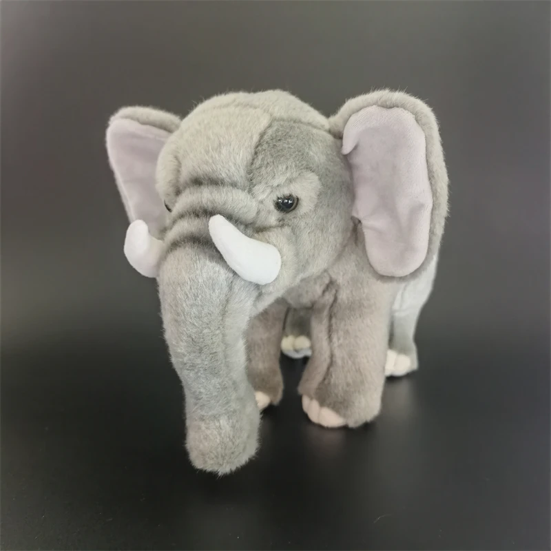 Peluche éléphant réaliste – Haute fidélité, défenses en ivoire.