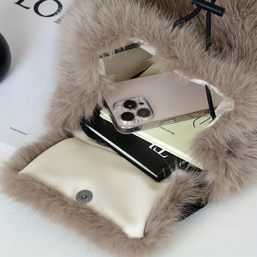 Mini-sac à dos pour femme en fausse fourrure douce – Image 3