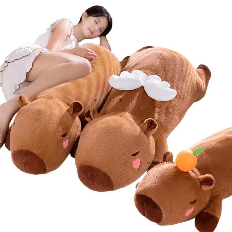 Peluche géante Capybara avec ailes d'ange et joues en forme de cœur.