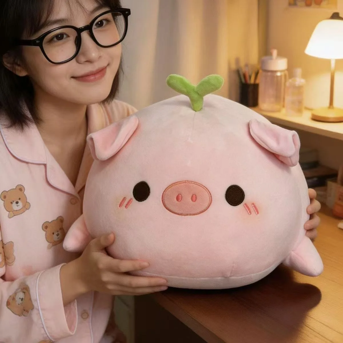 Adorable peluche cochon allongé avec motif floral. – Image 8