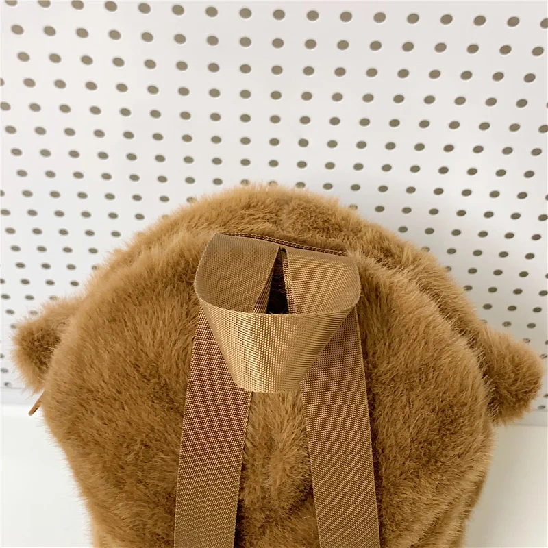 Adorable sac à dos en peluche représentant une loutre tenant un poisson – Image 7