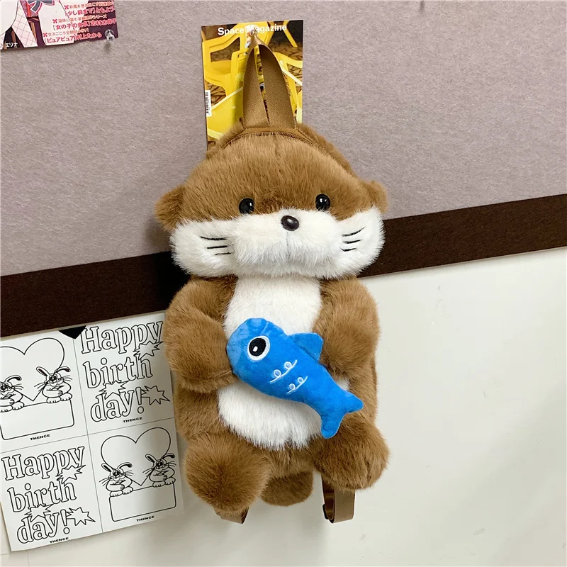 Adorable sac à dos en peluche représentant une loutre tenant un poisson – Image 6
