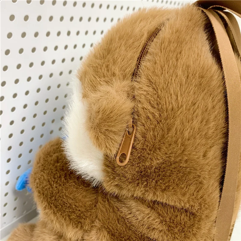 Adorable sac à dos en peluche représentant une loutre tenant un poisson – Image 8