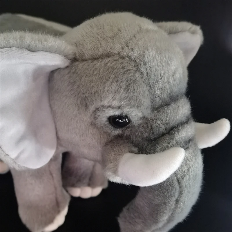 Peluche éléphant réaliste – Haute fidélité, défenses en ivoire. – Image 3
