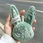Pendentif poupée lapin sombre style horreur