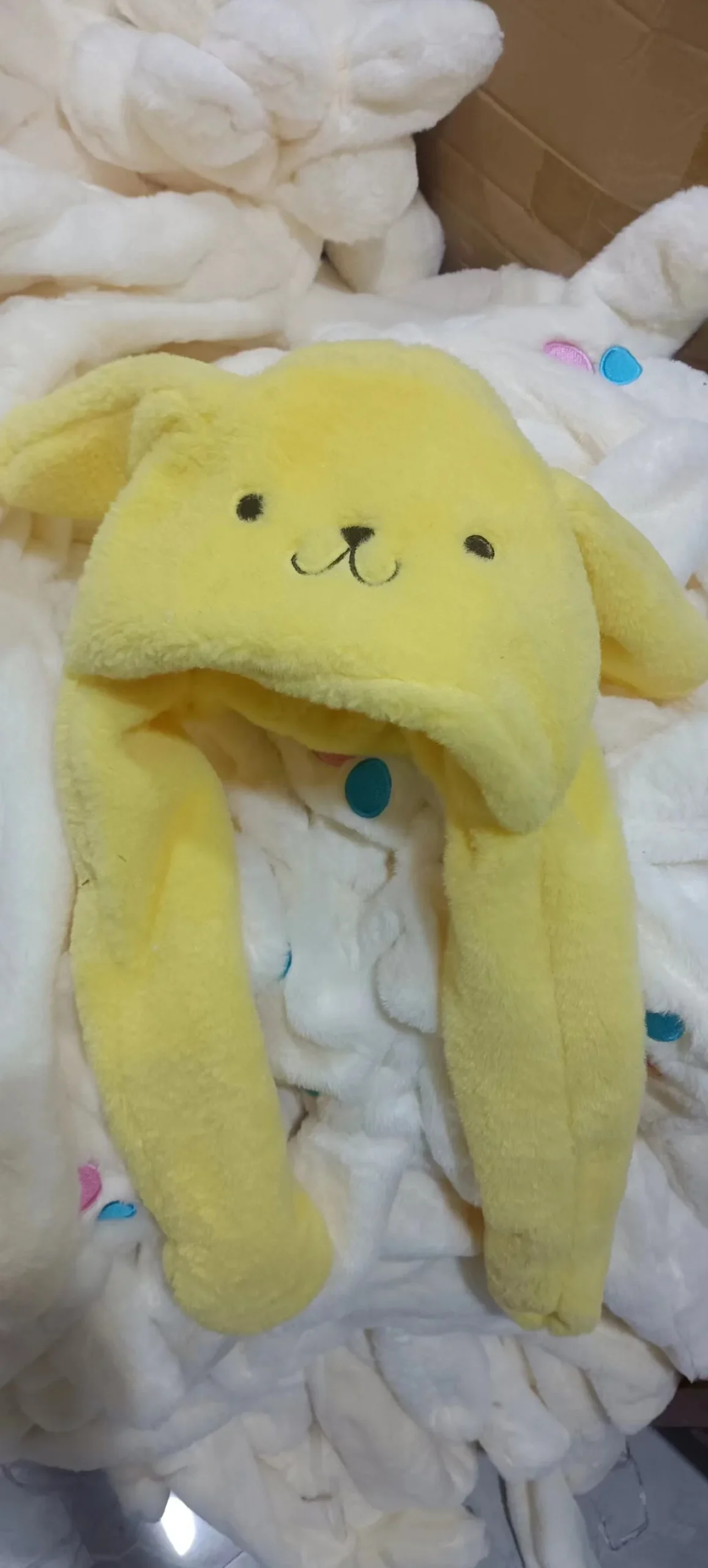 Bonnet en peluche Kuromi à oreilles mobiles – Image 3