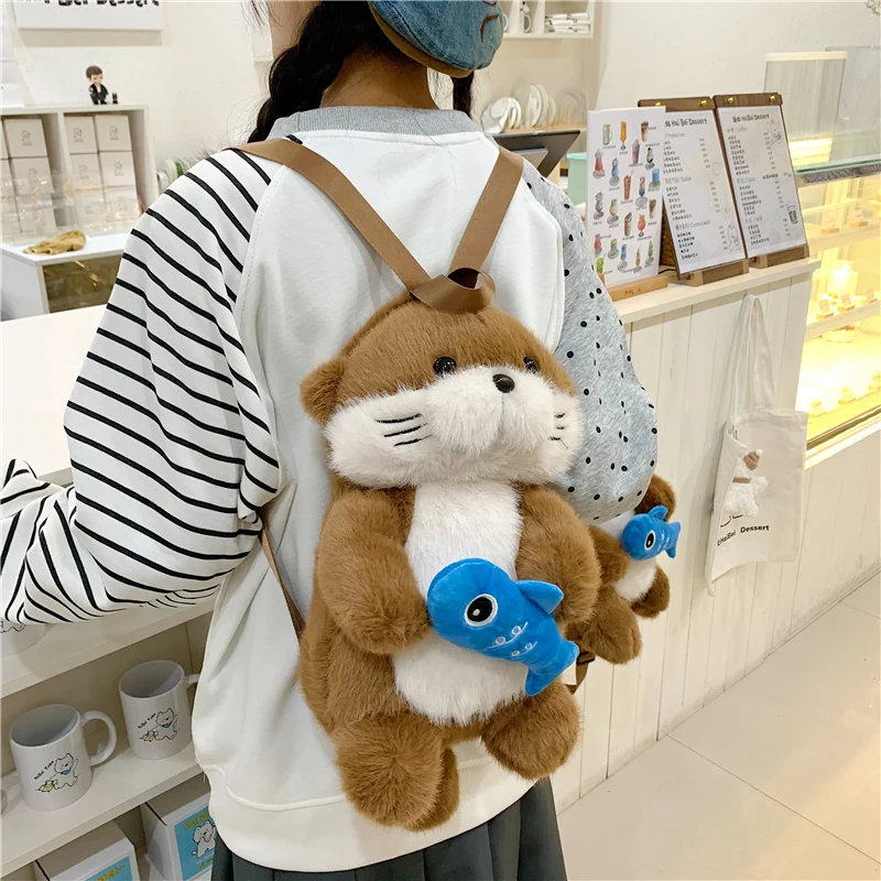 Adorable sac à dos en peluche représentant une loutre tenant un poisson – Image 5