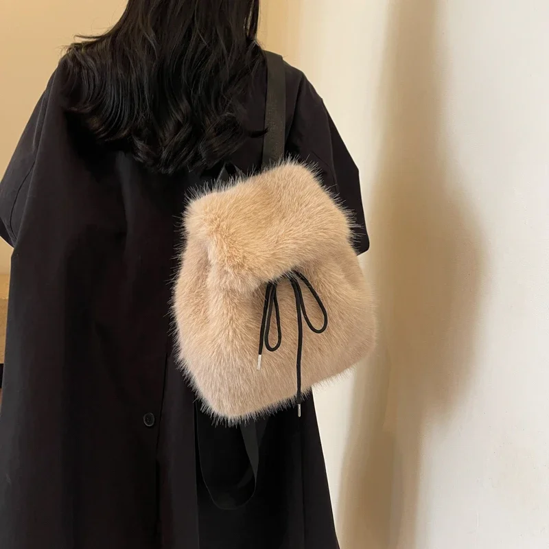 Sac à dos décontracté en fausse fourrure pour femme (modèle 2026) – Image 11