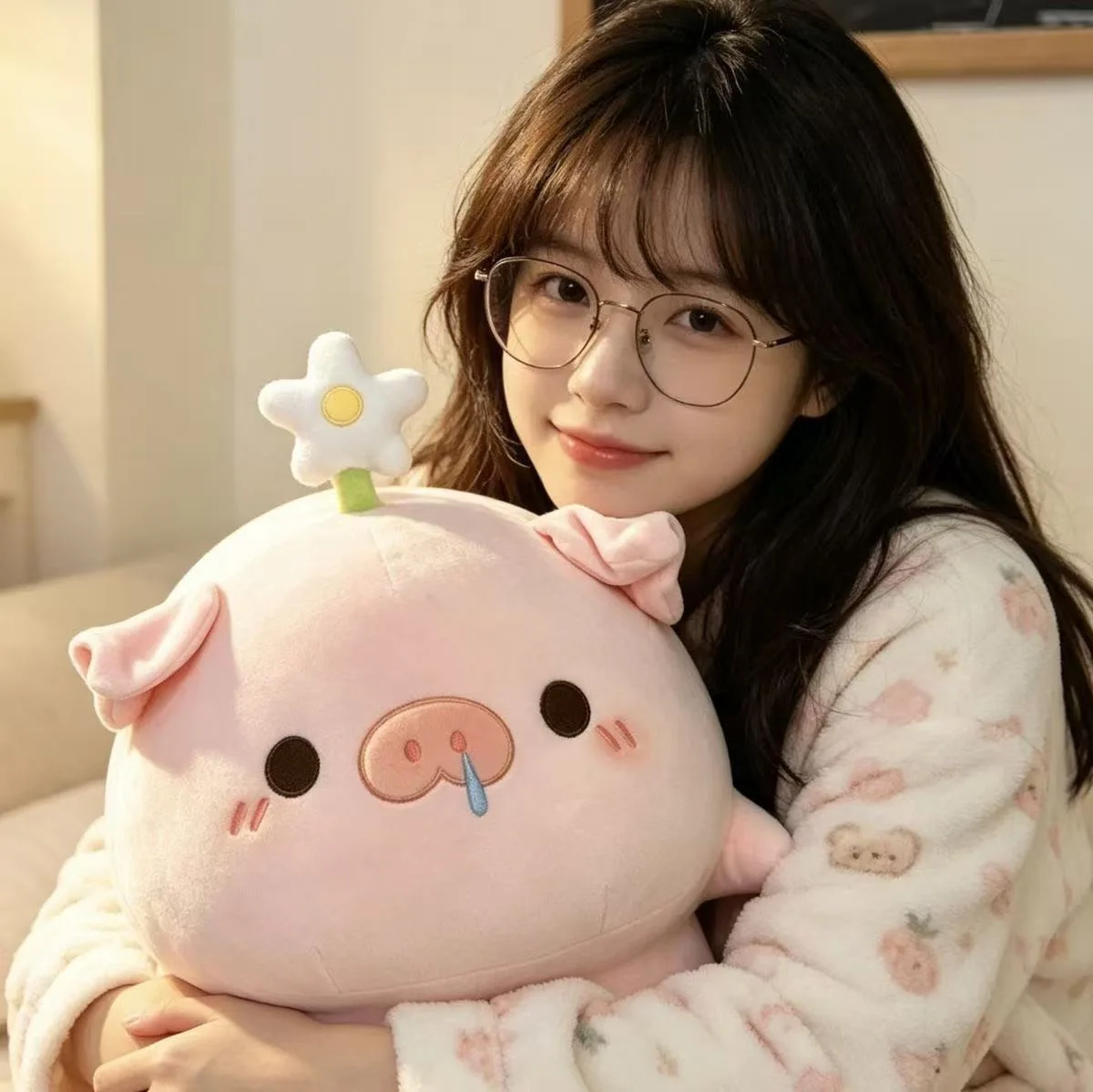 Adorable peluche cochon allongé avec motif floral. – Image 7