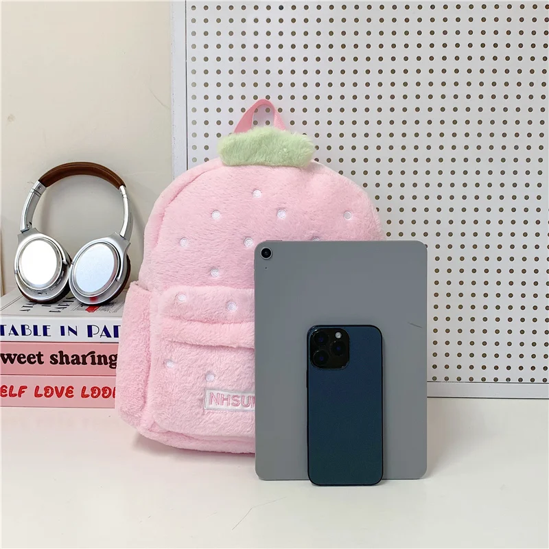 Sac à dos pour femme en peluche, style fraise – Image 4