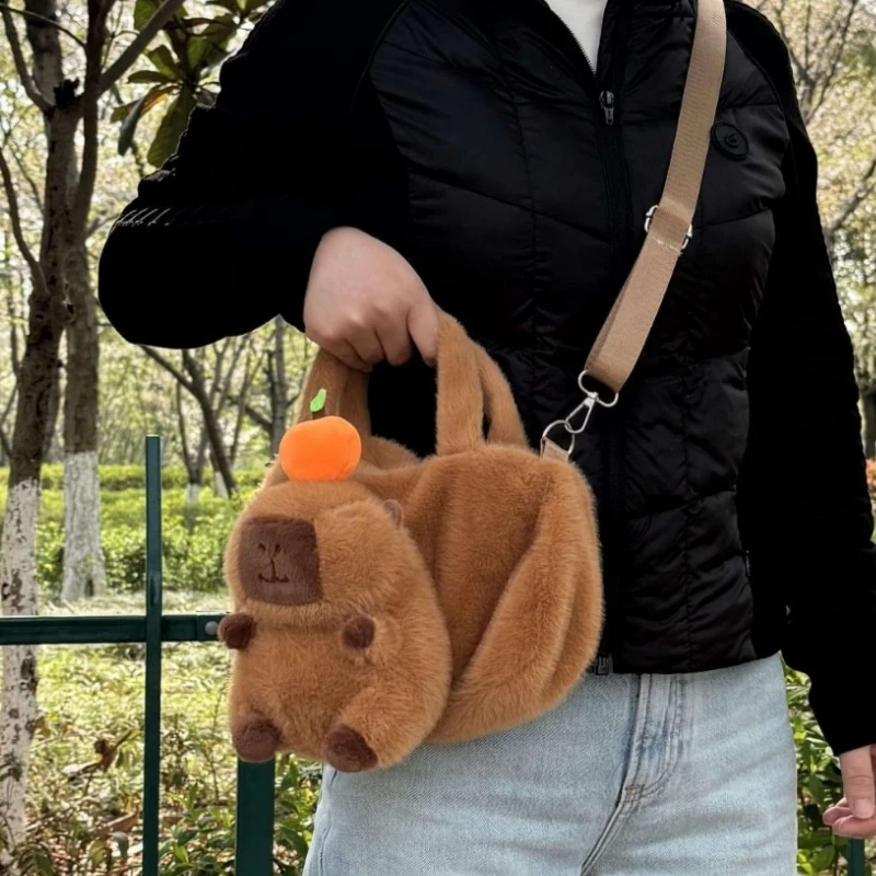 Adorable sac à dos en peluche Capybara – Image 3