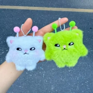 Porte-clés en peluche : adorable chat extraterrestre vert.