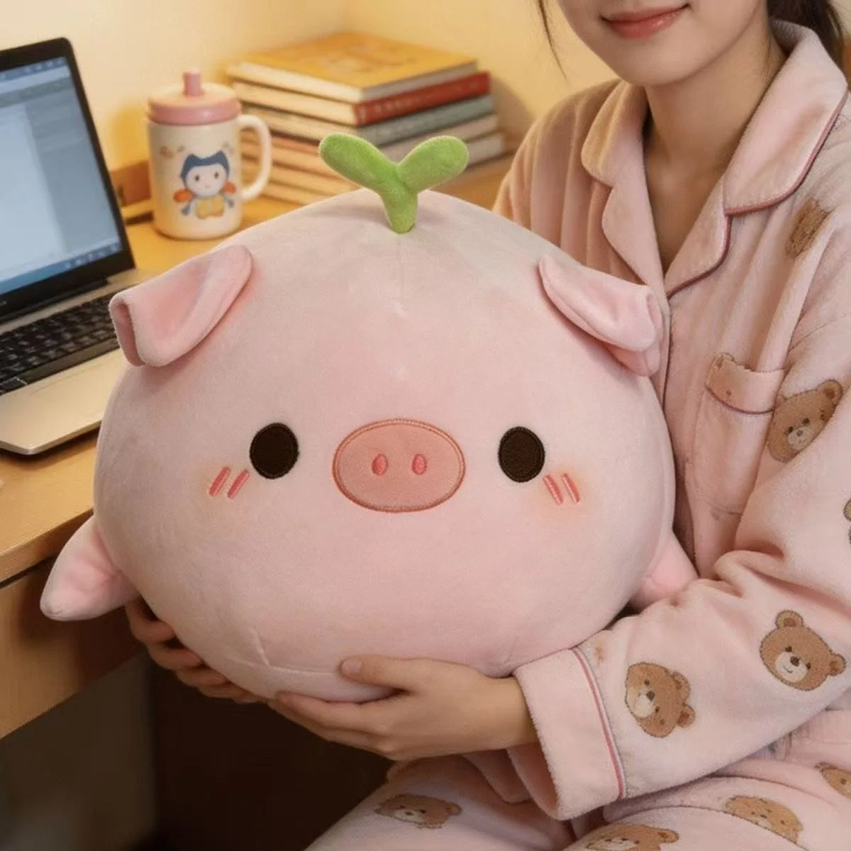 Adorable peluche cochon allongé avec motif floral. – Image 9