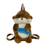 Adorable sac à dos en peluche représentant une loutre tenant un poisson
