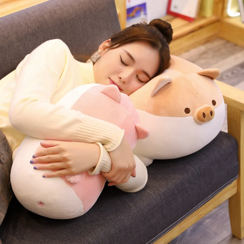 Peluche cochon toute douce et rebondie – Modèle debout (rose et marron). – Image 2