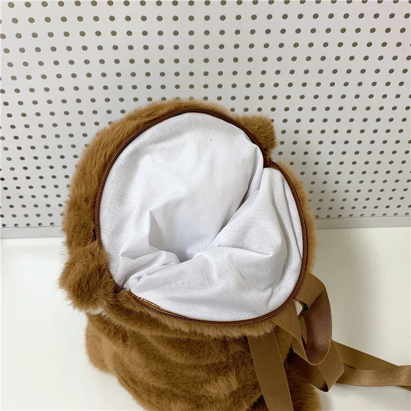 Adorable sac à dos en peluche représentant une loutre tenant un poisson – Image 2